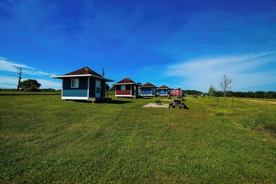 Family Farms Cabin 6 - Twin/Full Bunk, Fire Pit & Country Charm. Sleeps 3