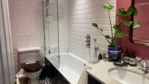 Secador de cabelo, toalhas de banho, sabonete, shampoo