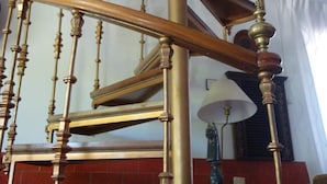 A spiral staircase with wooden steps and brass balusters. - Suyoluce, Chalet con Piscina Privada El Escorial (El Escorial)