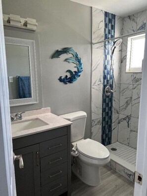 Haartrockner, Handtücher, Seife, Toilettenpapier