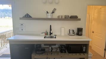 Mikrobølgeovn, kaffetrakter/tekoker og kjøkkenutstyr