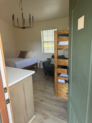 1 bedroom, free WiFi, bed sheets, wheelchair access - Tail of the Dragon Resort Cabins Mountain View #6 (Robbinsville)