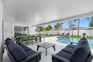 Een buitenzwembad en een verwarmd zwembad