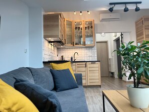 A modern kitchen with wooden cabinets, a built-in oven, and a countertop. - Ferienwohnung Ruhig, Zentrumsnah (Kraków)