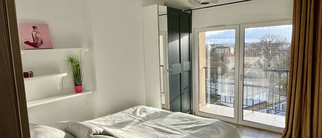 1 habitación, tabla de planchar con plancha y cuna de viaje