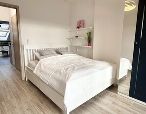 1 habitación, tabla de planchar con plancha y cuna de viaje 