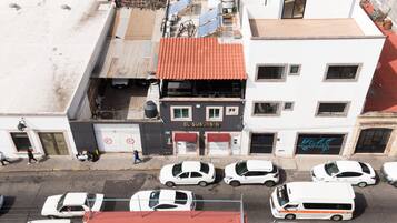 Vista frontal de la propiedad