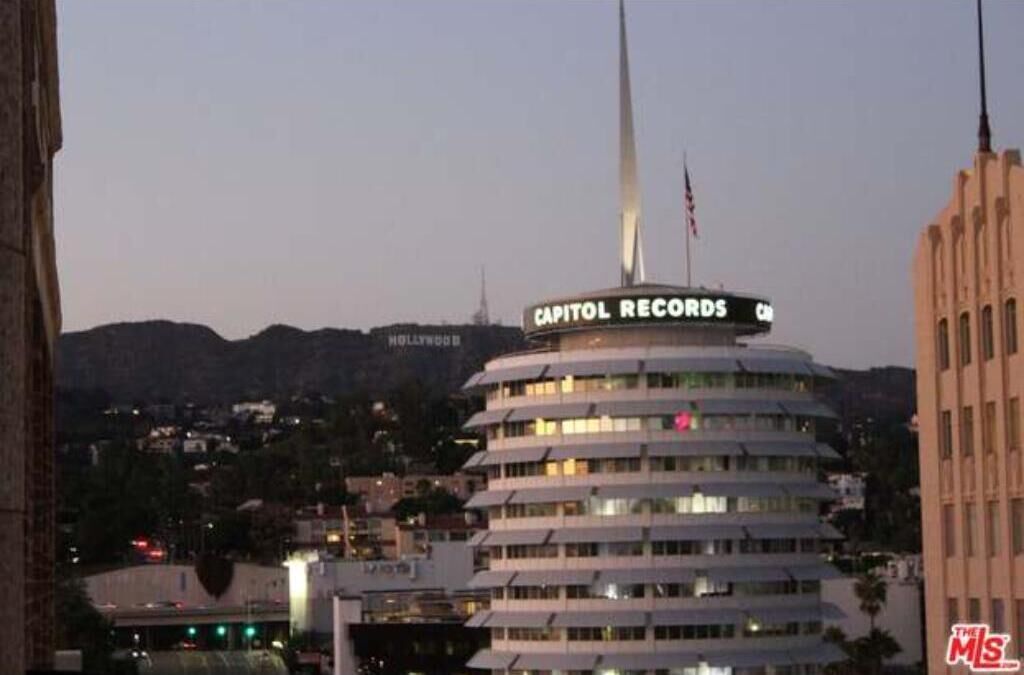 Un immeuble à plusieurs étages, sur lequel on peut lire l’inscription « Capitol Records » sur le toit.