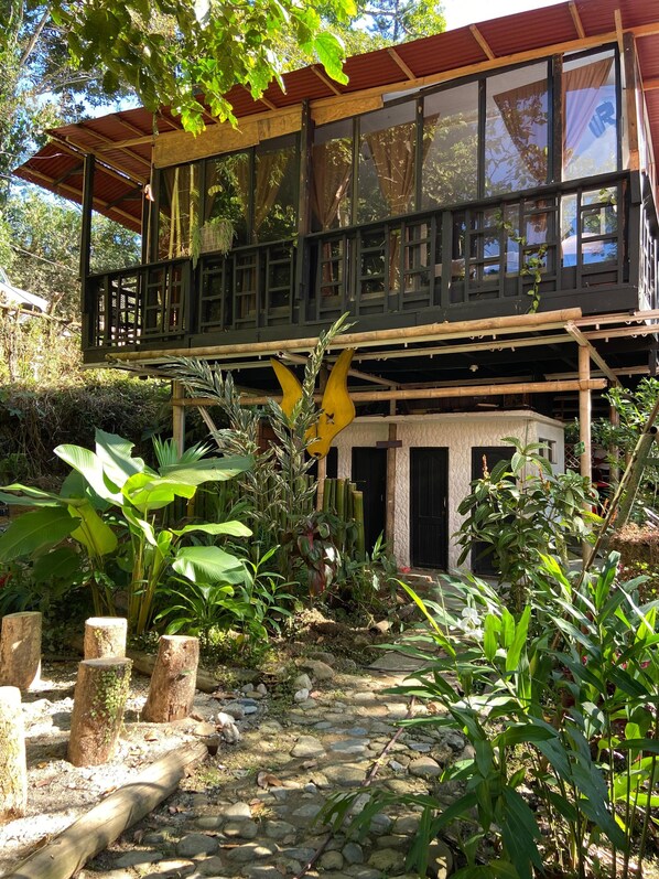 高級寝具、WiFi (無料)、ベッドシーツ