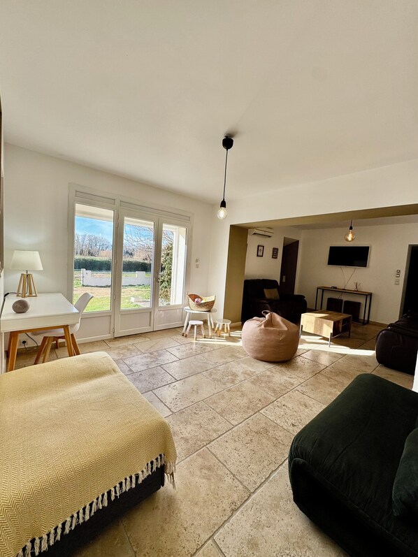 Living area - Magnifique Gîte à la Ferme 10 Couchages (Arles)