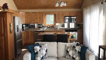 Smart TV, fireplace, books, stereo