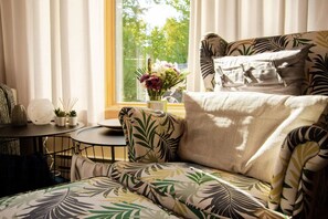 Interior - Hot Tub | Lake/Beach Access - Rose Cottage (Vaughan)