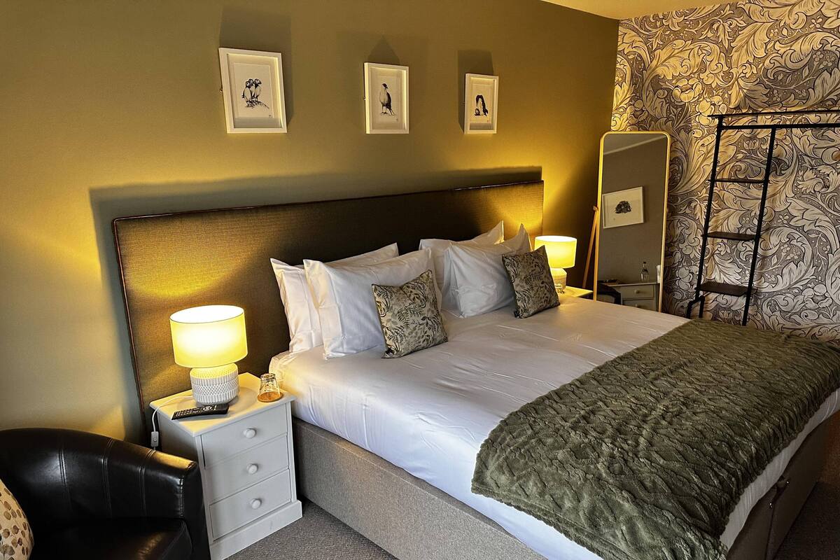 Egyptian cotton sheets, premium bedding, in-room safe, desk