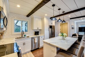 Geladeira, micro-ondas, cooktop, lava-louças