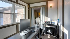 Ein moderner Arbeitsplatz mit Schreibtisch, Computer und Stauraum.
