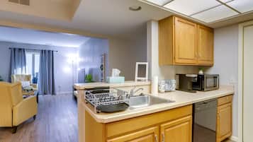 Coffee/tea maker, cookware/dishes/utensils