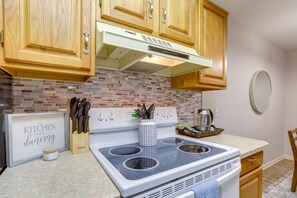 Coffee/tea maker, cookware/dishes/utensils