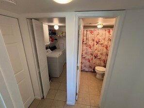 Dusche, Haartrockner, Handtücher, Toilettenpapier