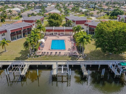 Short walk to Fisherman's Village!