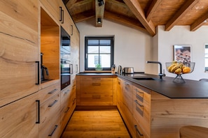 Fridge, microwave, oven, stovetop - Chalet Pinzgau - with private terrace and sauna (Niedernsill)