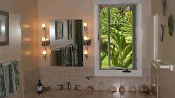 Secador de cabelo, toalhas de banho, sabonete, shampoo
