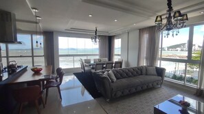 Appartement Deluxe, vue sur la plage | Aire de séjour | Téléviseur connecté de 45 po avec télévision numérique, Netflix