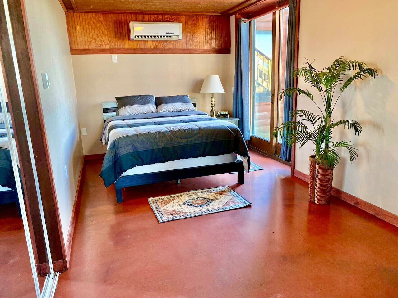 2 bedrooms, desk, iron/ironing board, WiFi