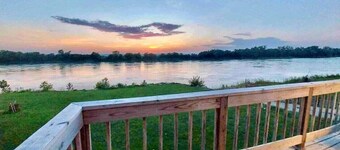 Riverfront 2 bdrm Jacuzzi Cabin w/ Sunset Balcony