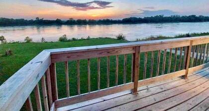 Riverfront 2 bdrm Jacuzzi Cabin w/ Sunset Balcony
