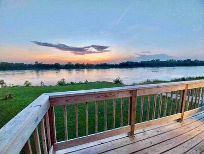 Riverfront 2 bdrm Jacuzzi Cabin w/ Sunset Balcony