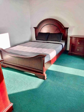 2 bedrooms, desk, WiFi, bed sheets