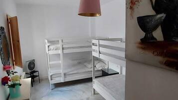 9 slaapkamers, een strijkplank/strijkijzer, wifi, beddengoed