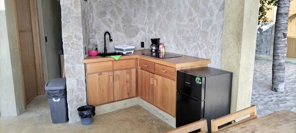 Frigorifero, piano cottura, macchina per tè/caffè, bollitore elettrico