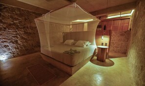 1 dormitorio, escritorio, tabla de planchar con plancha y cuna de viaje