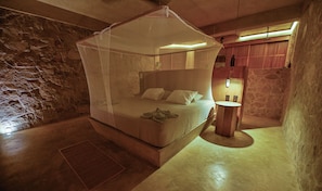 1 dormitorio, escritorio, tabla de planchar con plancha y cuna de viaje