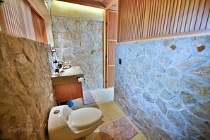 Articles de toilette écologiques, sèche-cheveux, serviettes fournies