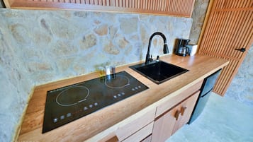 Fridge, stovetop, coffee/tea maker, electric kettle