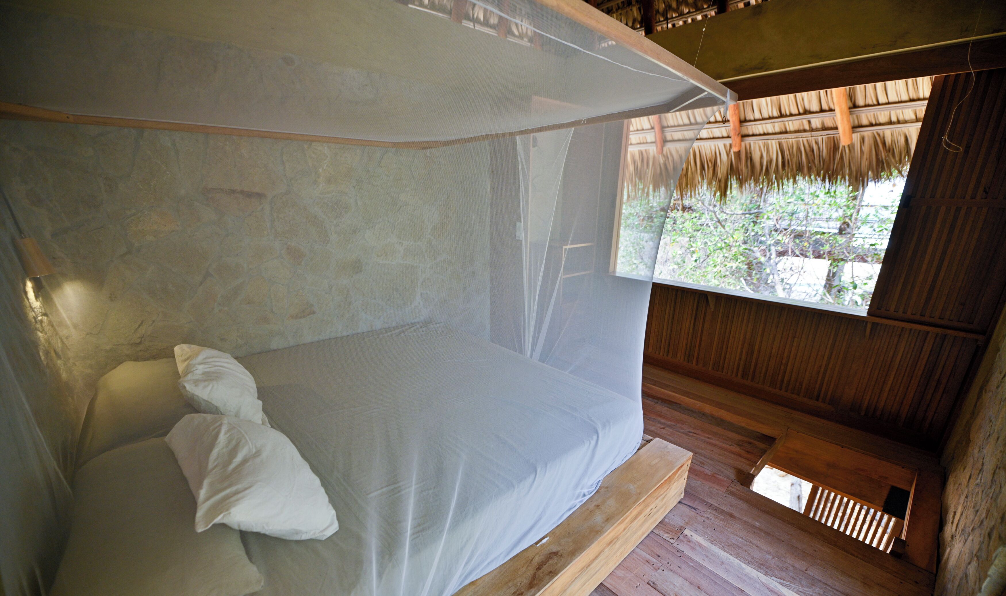 1 dormitorio, escritorio, tabla de planchar con plancha y cuna de viaje