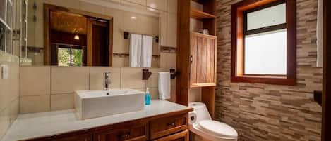 Een douche, een haardroger, zeep, shampoo