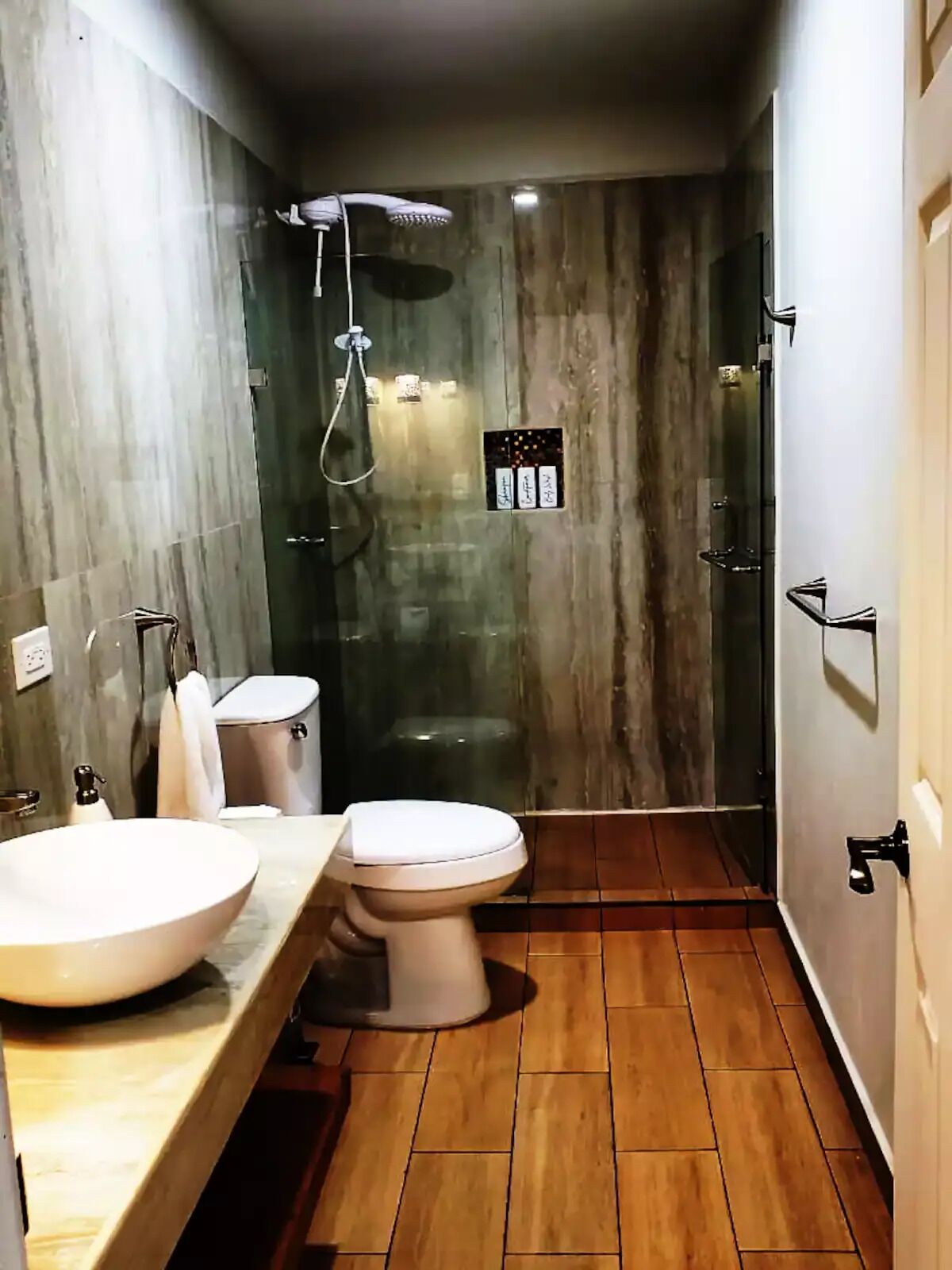 淋浴设施、吹风机、毛巾、肥皂