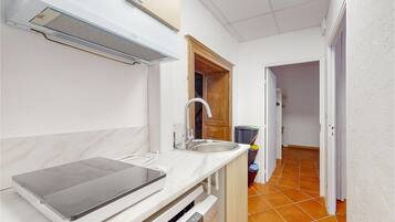 Een koelkast, een vaatwasser, een koffiezetapparaat/waterkoker