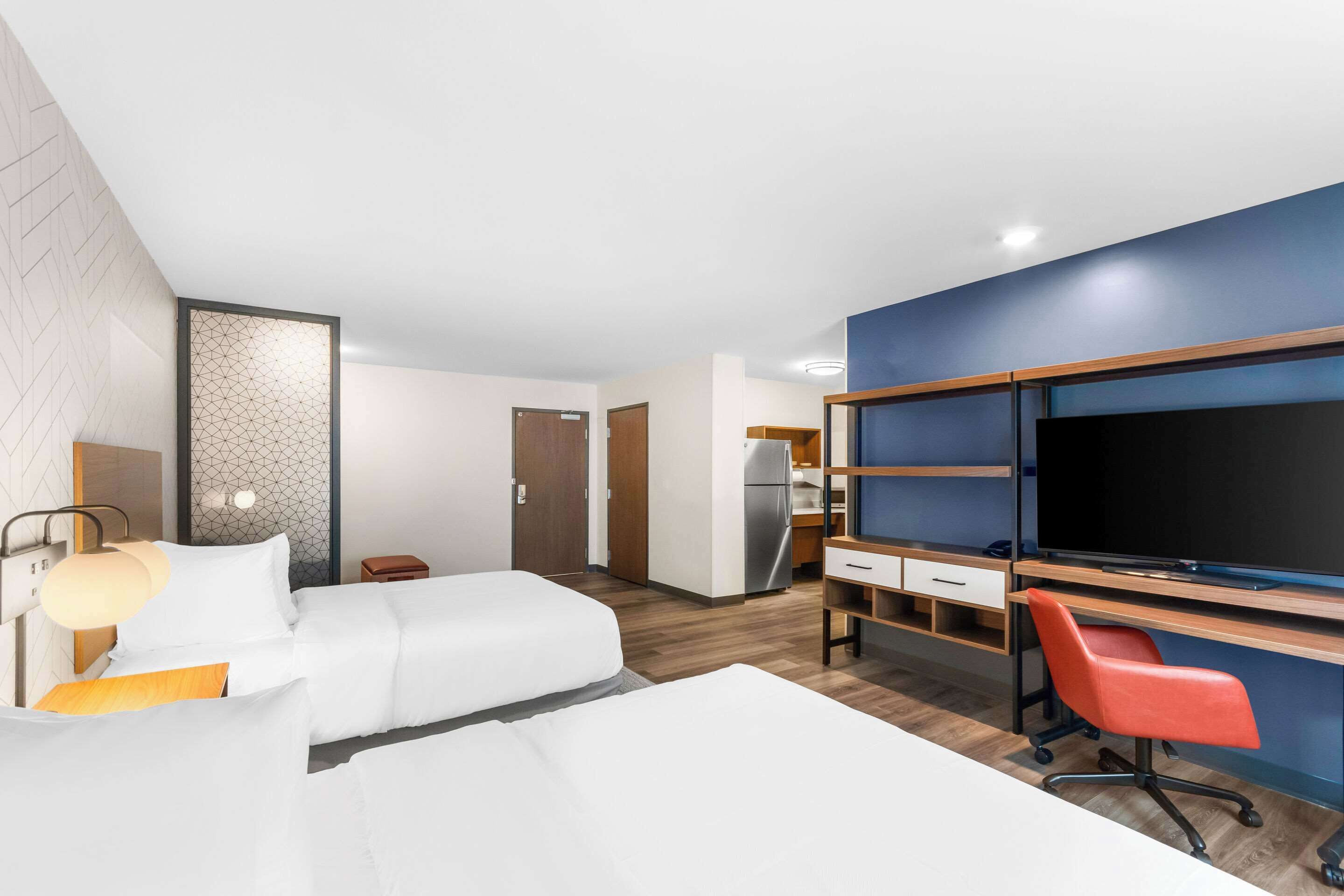 Suíte, 2 camas Queen, acessível, para não fumantes | Escrivaninha, espaço de trabalho para notebook, Wi-Fi de cortesia