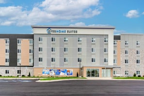A multi-story hotel building with a sign reading 'EVERHOME SUITES'. - Everhome Suites Lexington - Horse Park (Lexington)