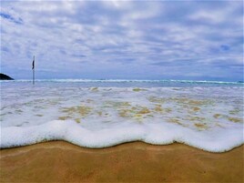 Na praia, areia branca 
