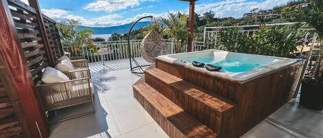 Bungalow de lujo, bañera de hidromasaje, vistas a la laguna | Bañera de hidromasaje privada