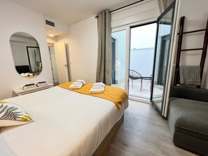 2 عدّة غرف نوم ومكواة/لوح كي وواي فاي وملاءات أسرّة