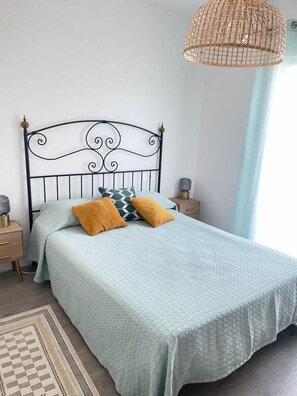 3 slaapkamers, een strijkplank/strijkijzer, wifi, beddengoed