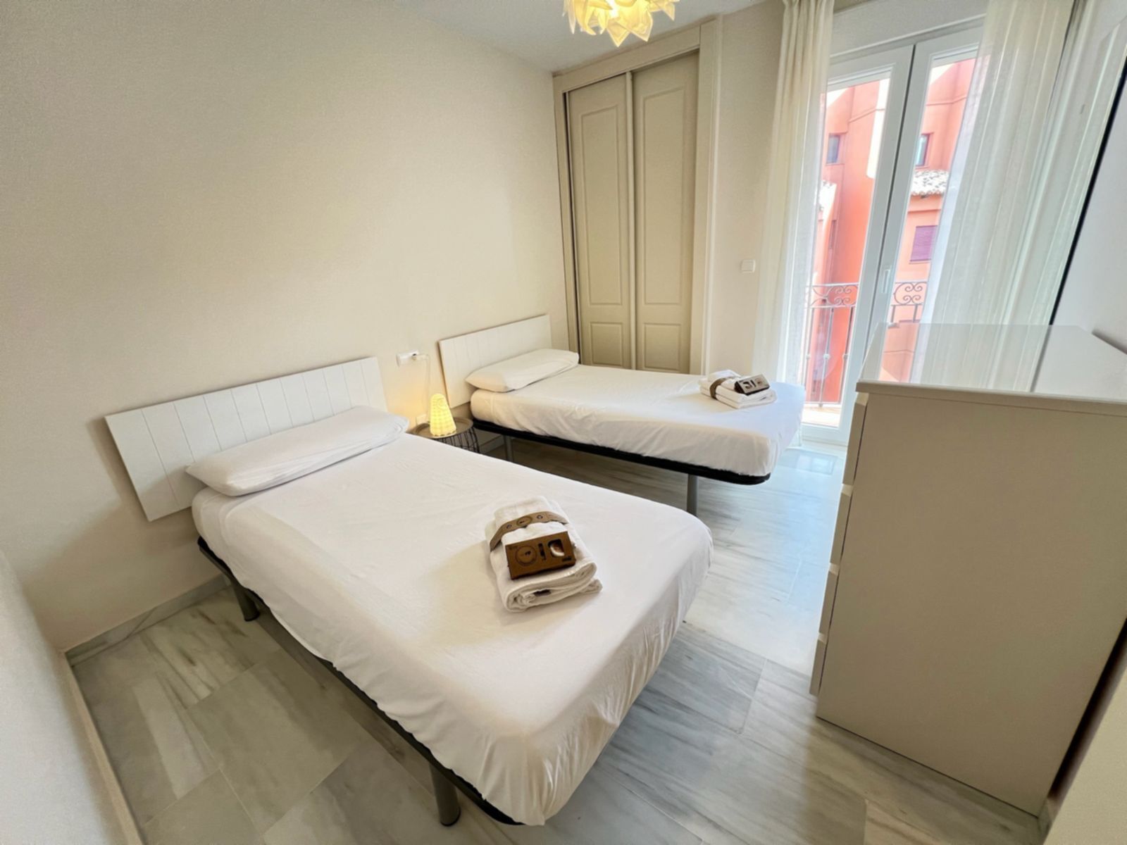 3 slaapkamers, een strijkplank/strijkijzer, wifi, beddengoed