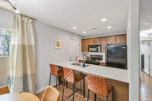 Køleskab, mikrobølgeovn, ovn, kogeplade