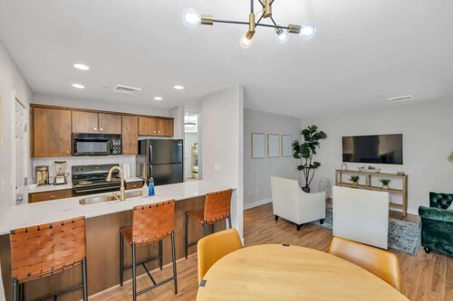 Modern BOHO downtown condo w/secured parking